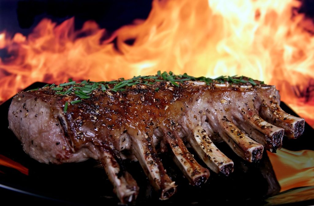 Cum să gătești carnea de miel ca să fie suculentă și aromată
